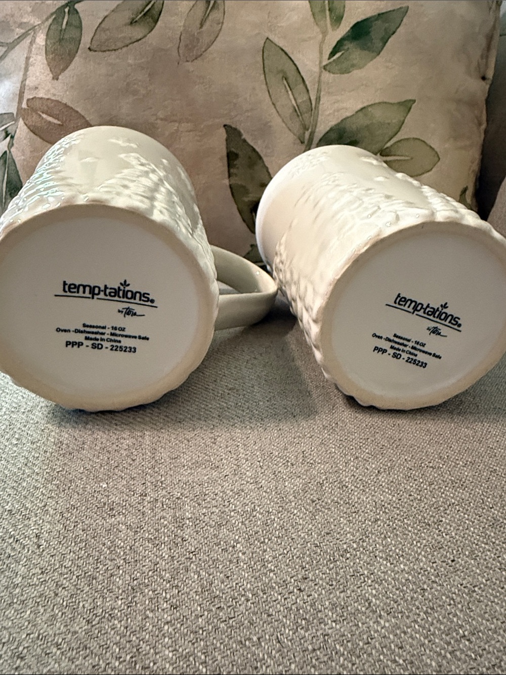 NWOT Temp-tations White Winter/Christmas Ceramic Mug Set (2) - Picture 2 of 3